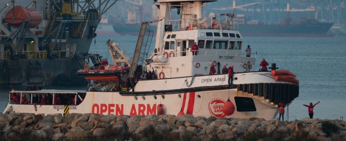 Spagna, negata partenza a Open Arms: “Porti chiusi e no condizioni di sicurezza per navigare a lungo con molte persone”