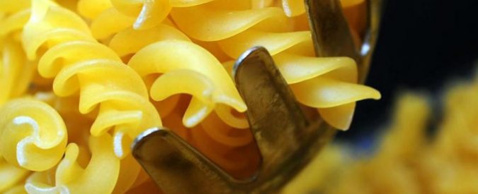 Secchio da 12 chili di pasta al formaggio precotta che scade tra 20 anni: online è subito tutto esaurito