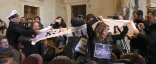Copertina di Roma, caos in Consiglio comunale sui rifiuti. Proteste contro Raggi: “Dimettiti”. Espulsi consiglieri, seduta sospesa 2 volte