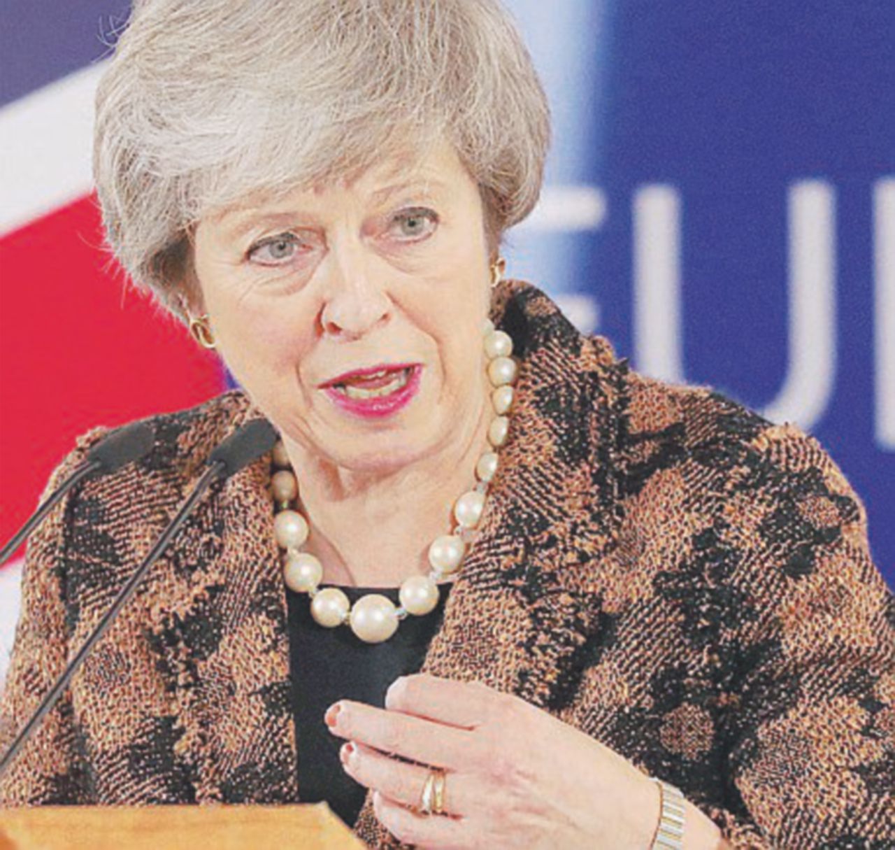 L’ultima minaccia di Theresa May: “O questo accordo o si resta in Europa”