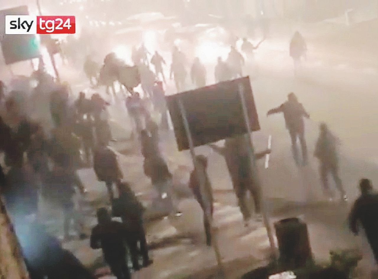 Copertina di Il consigliere leghista e il deputato FdI in visita agli ultrà arrestati per l’assalto