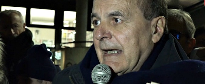 Copertina di Battisti, Bersani: “Indecorosa banalizzazione. Scopriremo che è stato Salvini ad arrestarlo vestito da Nembo Kid”