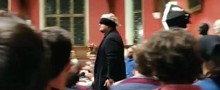 Copertina di Beppe Grillo, lo show a Oxford: entra nella prestigiosa sala universitaria bendato con un drappo nero