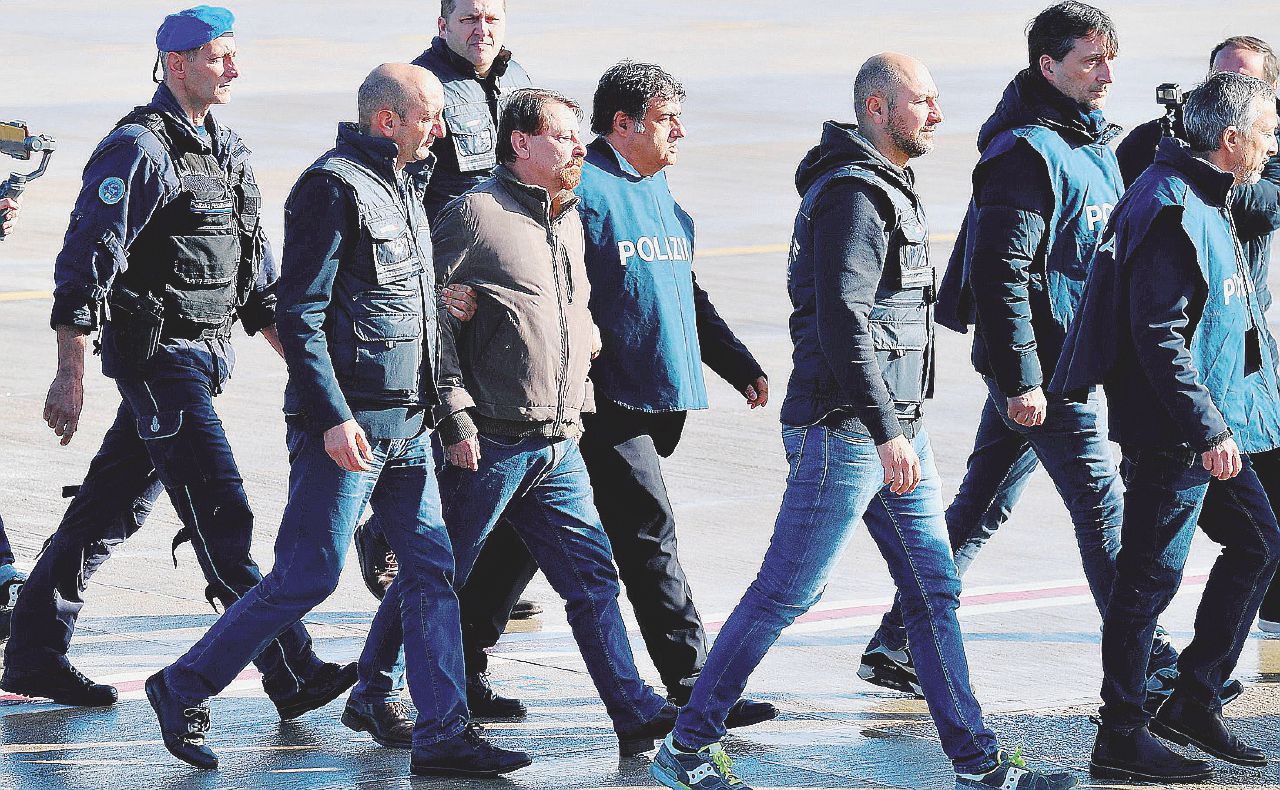 Copertina di Si indaga sui soldi e sul primo viaggio dell’ex Pac in Bolivia