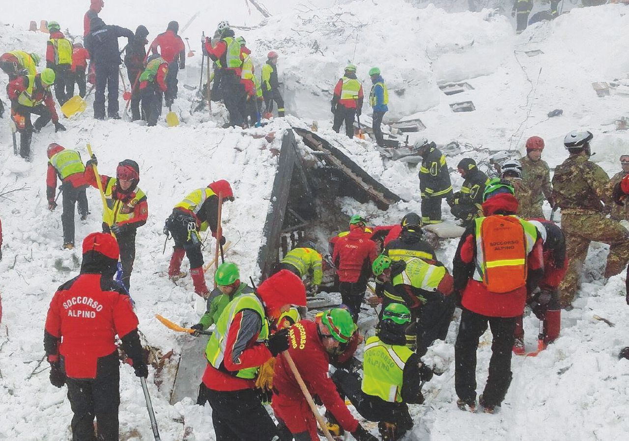 Copertina di Rigopiano due anni dopo: le telefonate ignorate e i buchi dell’inchiesta. La controindagine sui ritardi nei soccorsi