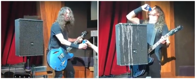 Copertina di Foo fighters, Dave Grohl ne combina un’altra delle sue. Si scola una birra a bordo palco ma qualcosa va storto…