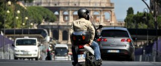 Copertina di Roma, meno incidenti per moto e scooter. Ma tombini e buche spaventano