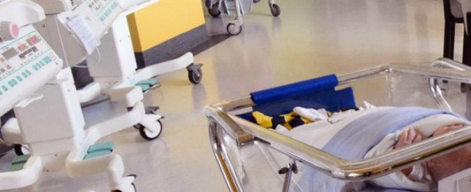 Medico salva la vita a una bimba nata dopo 12 ore in sala parto, poi muore d’infarto