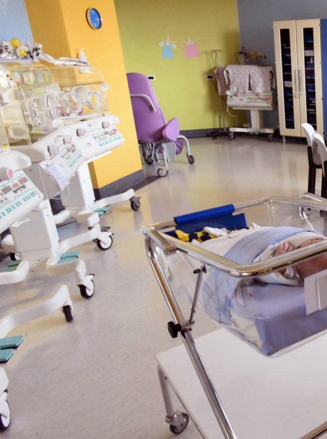 Medico salva la vita a una bimba nata dopo 12 ore in sala parto, poi muore d’infarto