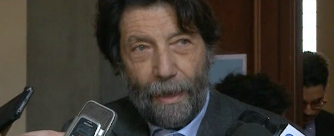 Copertina di Pd, Cacciari: “Le primarie fatte così sono inutili. Renzi protesta? Ha sfasciato tutto, non ha senso del pudore”