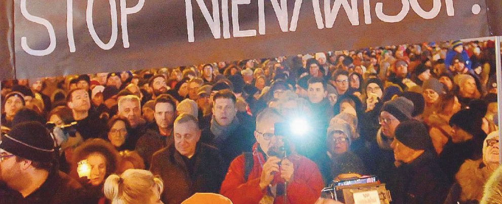 Basta violenza - Cortei a Varsavia dopo l’omicidio del sindaco di Danzica, Pawel Adamowicz - Ansa “Odio e razzismo, la Polonia come un romanzo di Orwell”