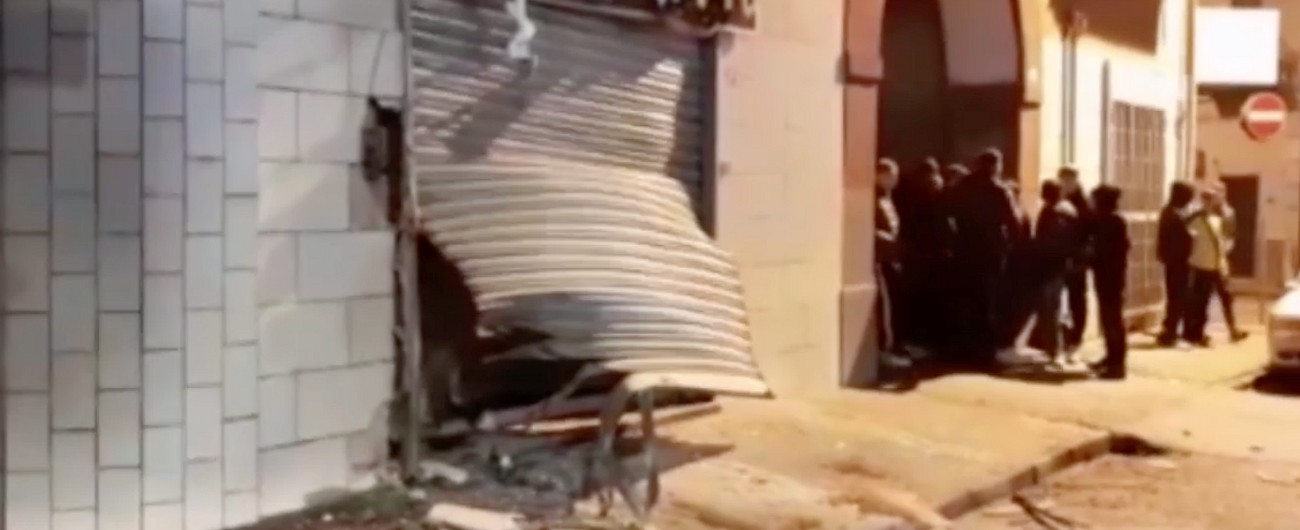 Copertina di Afragola, 8 bombe in 22 giorni: la nuova strategia del terrore dei clan. “Ordigni prima delle estorsioni. Abbiamo paura”