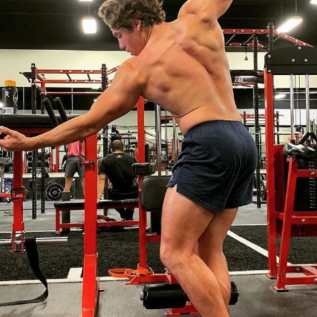 Arnold Schwarzenegger, il figlio Joseph in posa da bodybuilder è uguale al papà