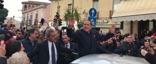 Copertina di Cagliari, Berlusconi dopo 12 anni torna sul predellino: “Realizzerò i vostri sogni”. Poi sbaglia la data delle elezioni