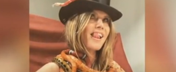 Copertina di Lo shooting fotografico è estremo, Heidi Klum si fa immortalare con i serpenti. E la sua mossa piace al fotografo