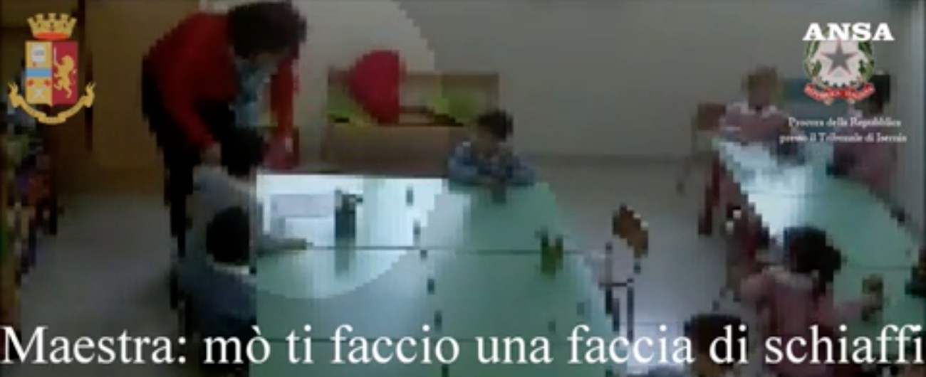 Copertina di Isernia, due maestre sospese per botte e insulti ai bimbi dell’asilo. Le intercettazioni: “Devi piangere, ti svito la testa”
