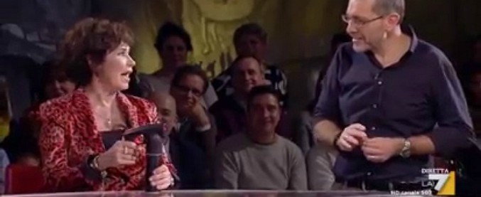 Copertina di Sicurezza, Corinne Cléry a Piazzapulita mostra la pistola al peperoncino: “Non ammazzo nessuno ma mi difendo”