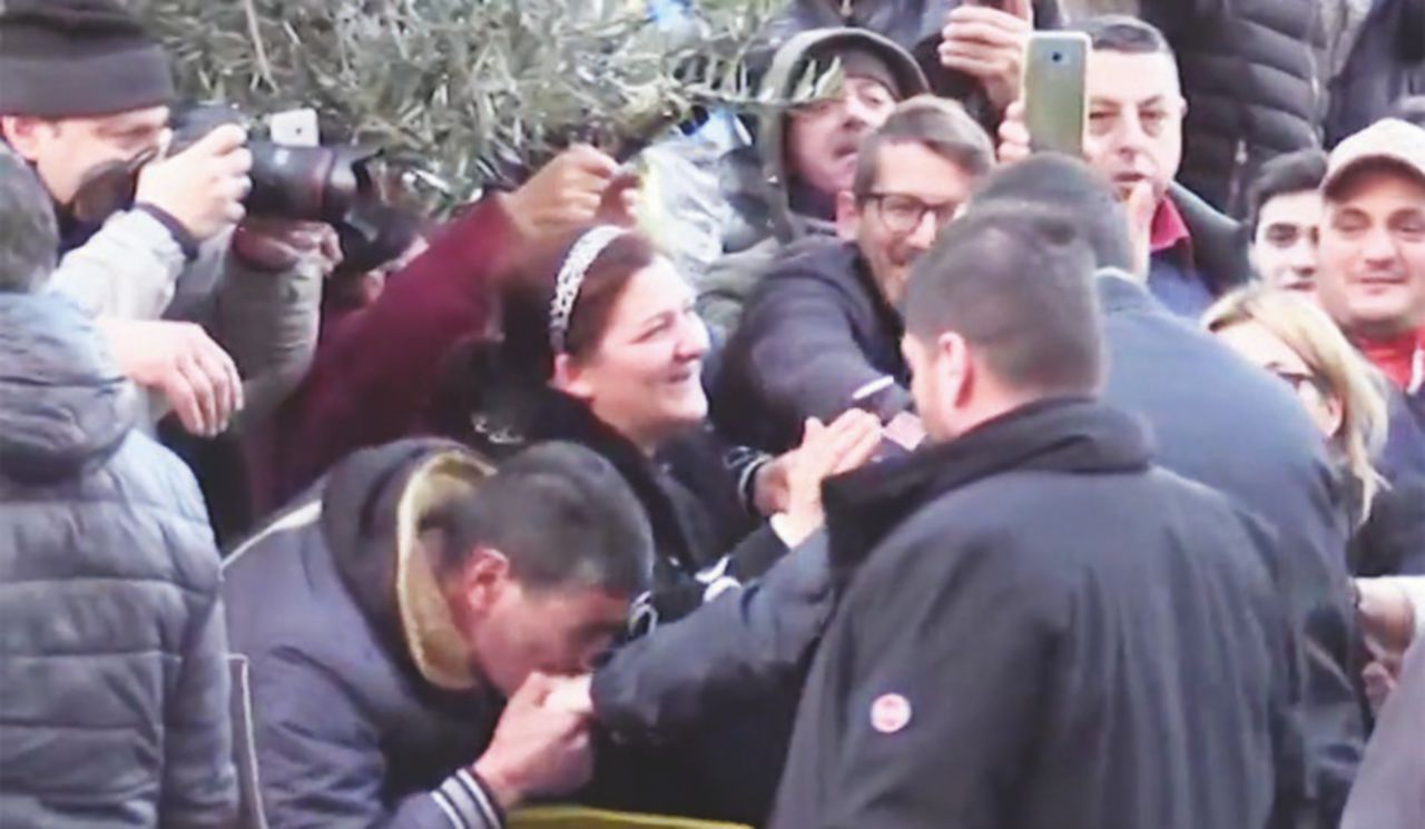 Copertina di Salvini baciamo le mani: proprio come Gava