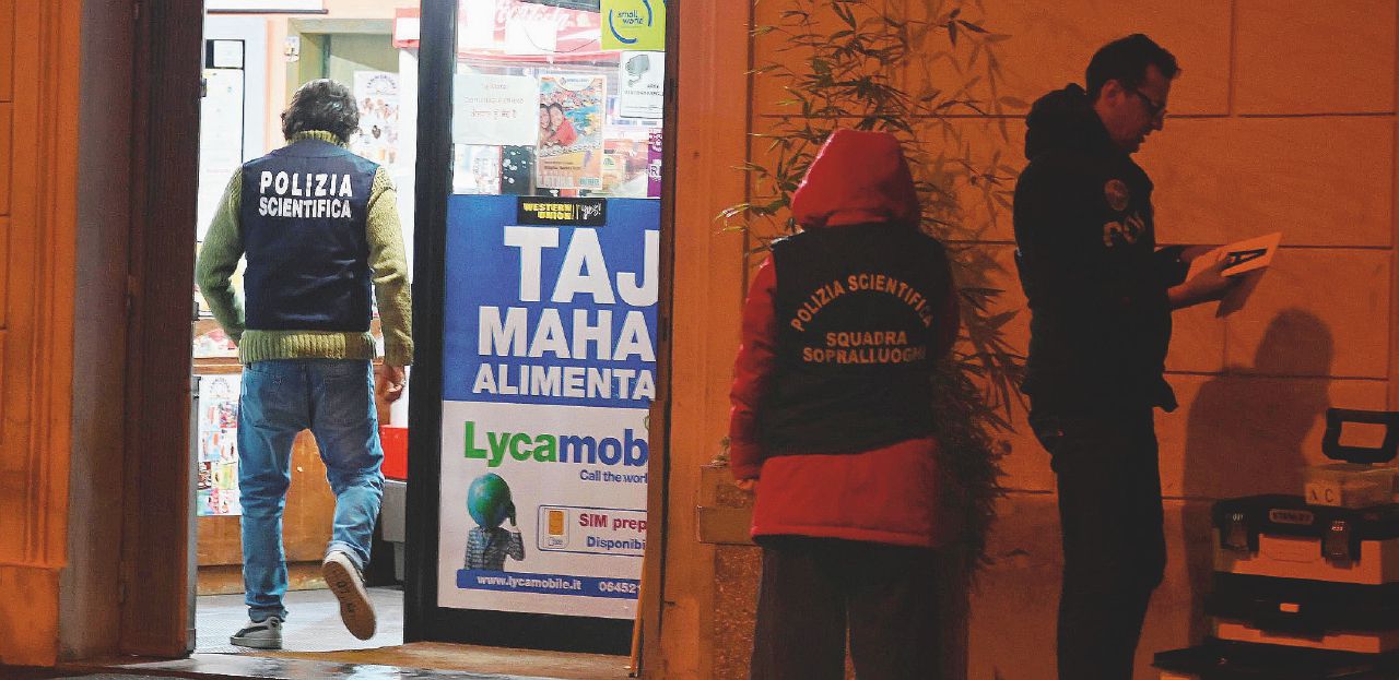 Il diverbio - Il negozio dove l’uomo, vistosi rifiutare una banconota falsa, avrebbe dato in escandescenza - Ansa Ammanettato e legato per i piedi, 31enne tunisino muore durante fermo di polizia