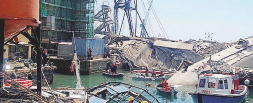 Le macerie della Torre - Ansa Crollo della torre del porto: assolto in appello il pilota della nave che urtò l’edificio