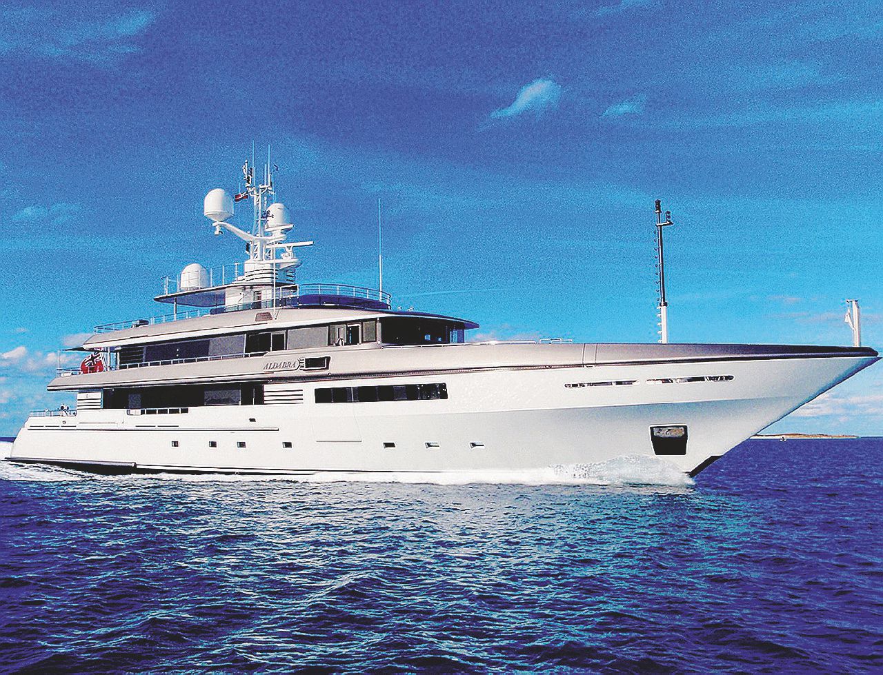 Copertina di De Benedetti e il mega-yacht. La Finanza: “Non l’ha dichiarato”