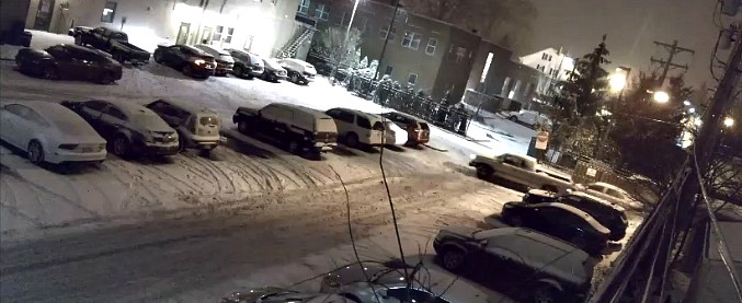 Copertina di Il parcheggio è innevato e l’autista di questo pick up combina un vero disastro: il video diffuso dalla polizia