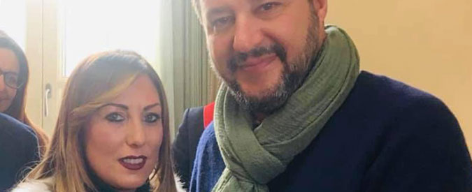 Afragola, per Salvini selfie con l’assessore Acri, moglie di un imputato per concorso esterno