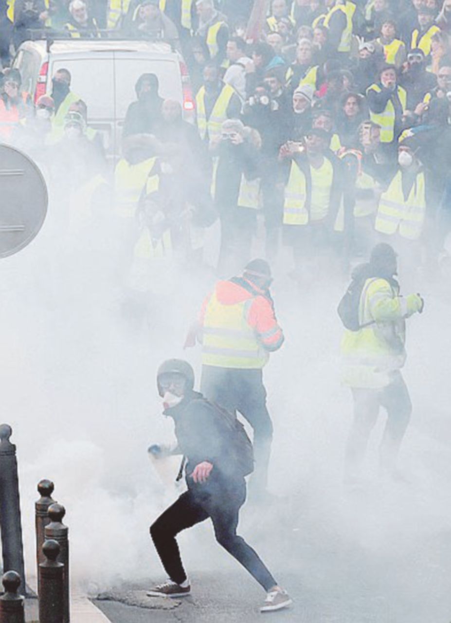 Scontri a Marsiglia - LaPresse “Liberté, égalité, flashball”. I Gilet gialli contestano ancora governo e polizia