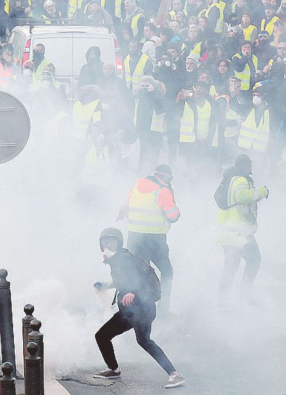 Copertina di “Liberté, égalité, flashball”. I Gilet gialli contestano ancora governo e polizia