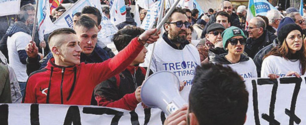 In strada - Sono 78 i lavoratori a rischio. Manca un piano di rilancio A rischio gli operai “traditi” da De Benedetti
