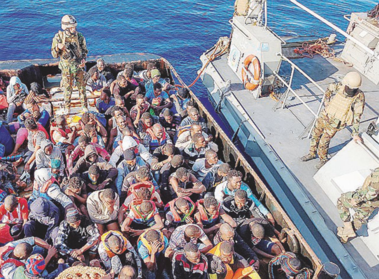 Canale di Sicilia - Un’operazione della Guardia costiera libica - Ansa “Li hanno lasciati morire. Noi ci abbiamo messo 7 ore e domani ci attende un D-day”