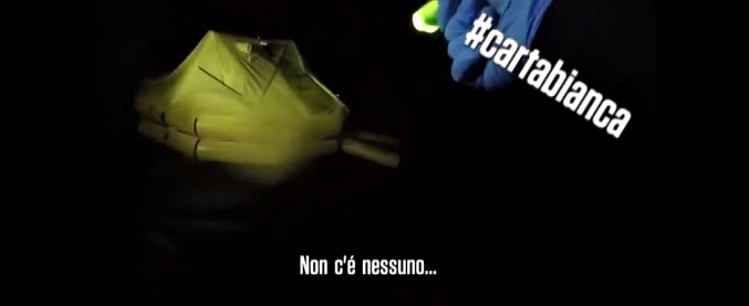 Copertina di Migranti, in un video l’arrivo della nave Sea Watch sul luogo del naufragio. La ricerca dei soccorritori: “C’è qualcuno?”