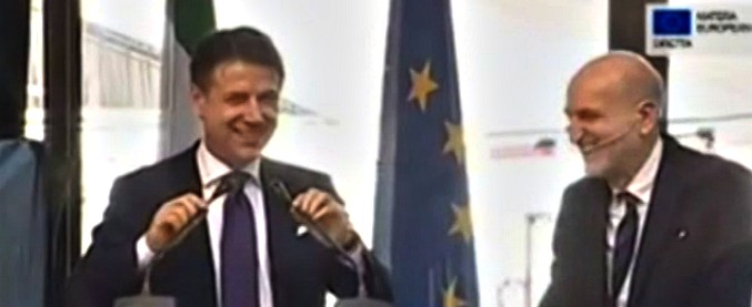 Copertina di Matera 2019, Conte e la battuta sul cerimoniale prima di iniziare l’intervento: “Come le suocere e l’Europa…”