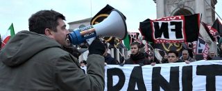 Copertina di Milano, cento militanti di Forza Nuova in corteo con striscioni e fumogeni. Ai cronisti: “Studiate o rischiate calci nel c…”