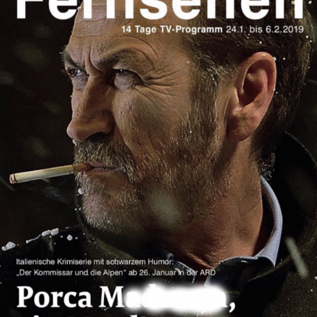 La rivista tedesca pubblicizza una serie con Marco Giallini ma nel titolo spunta la bestemmia: “Porca M******, un morto!”