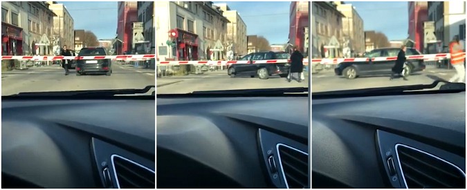 Copertina di L’incubo di ogni automobilista è realtà: bloccato al passaggio livello con il treno in arrivo. L’incidente è spaventoso