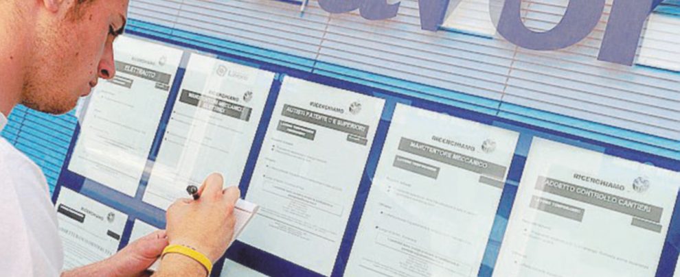 Il leader M5S sui tutor: ne assumeremo 10 mila Il leader M5S sui tutor: ne assumeremo 10 mila