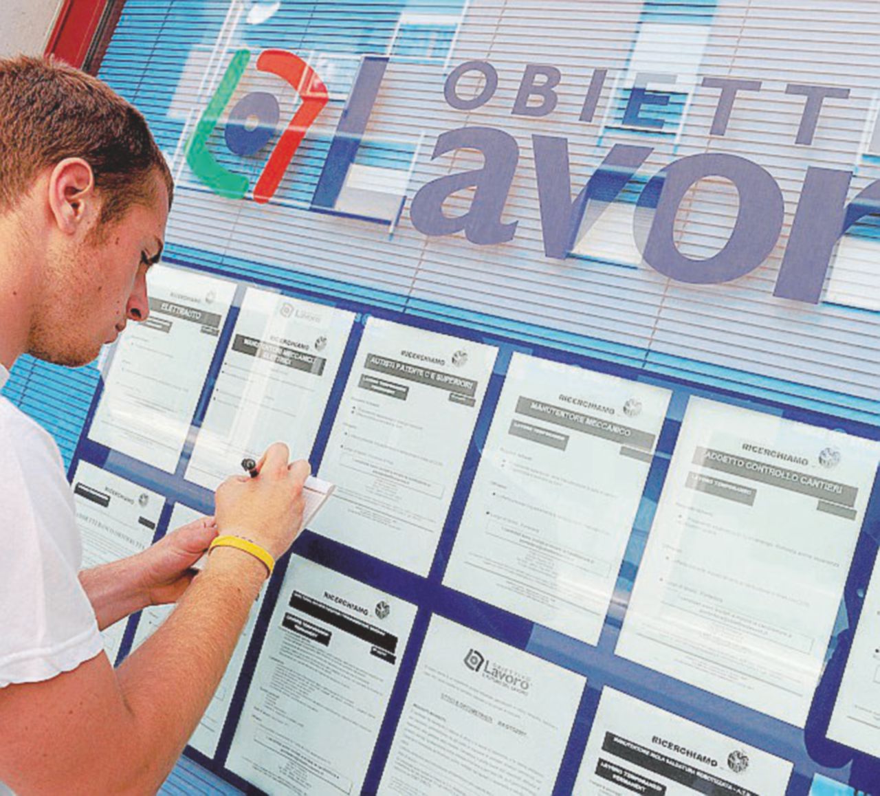 Il leader M5S sui tutor: ne assumeremo 10 mila Il leader M5S sui tutor: ne assumeremo 10 mila