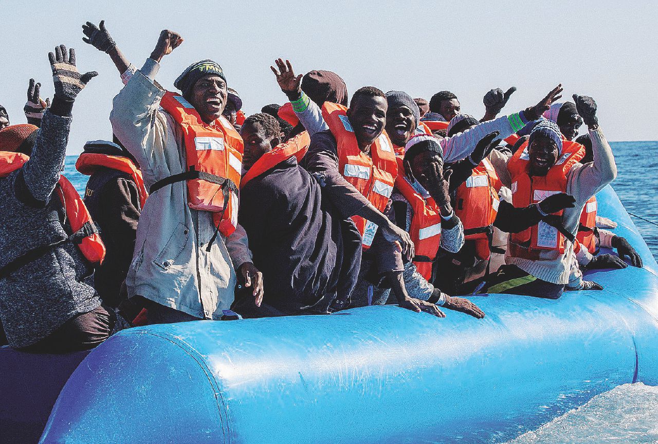 In Edicola sul Fatto Quotidiano del 21 Gennaio: Sabato di morte in mare, ieri altri 100 su un barcone
