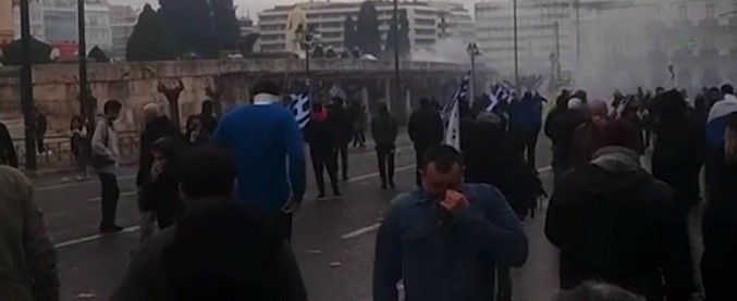 Copertina di Grecia, scontri e proteste ad Atene contro l’accordo che modifica il nome della Macedonia