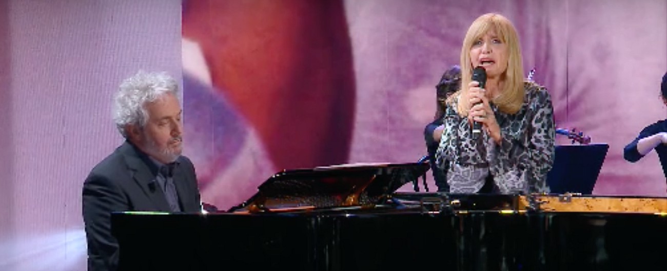 Copertina di Dori Ghezzi a Che tempo che fa canta “Il suonatore Jones” accompagnata da Nicola Piovani. Il momento è magico
