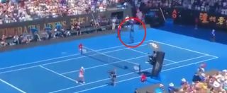 Copertina di La spidercam impazzisce e piomba sulla postazione dell’arbitro: paura agli Australian Open. Ecco come va a finire