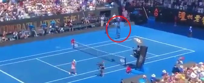 Copertina di La spidercam impazzisce e piomba sulla postazione dell’arbitro: paura agli Australian Open. Ecco come va a finire
