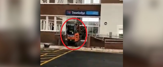 Copertina di La ditta non lo paga e l’operaio va su tutte le furie: i colleghi provano a fermarlo ma lui prende l’escavatore…