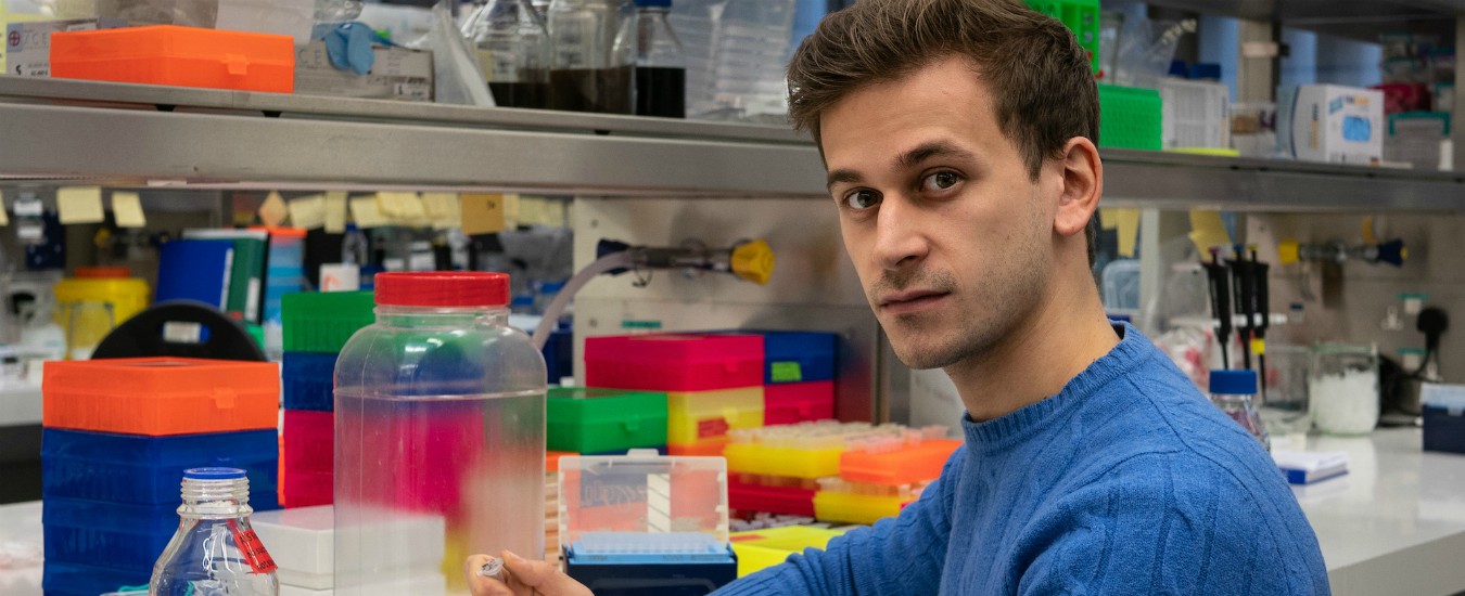 Copertina di Biologo a Cambridge. “Qui grazie agli studi fatti in Italia. Sono dottorando e mi pagano 40 sterline l’ora quando insegno”