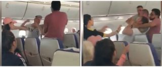 Copertina di Rissa ad alta quota, quest’uomo fa a cazzotti coi passeggeri e l’aereo è costretto a tornare indietro. Ma per lui finisce male