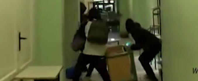 Pisa, gli studenti occupano la scuola e la devastano: il momento in cui scappano davanti alle telecamere