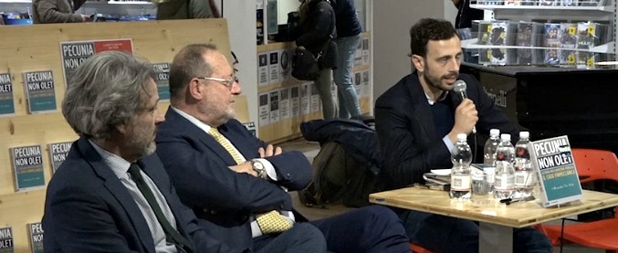 Copertina di Pecunia non olet, Da Rold e il libro sul boss Vito Palazzolo e Finmeccanica: “Mafia da colletto bianco in azienda di Stato”