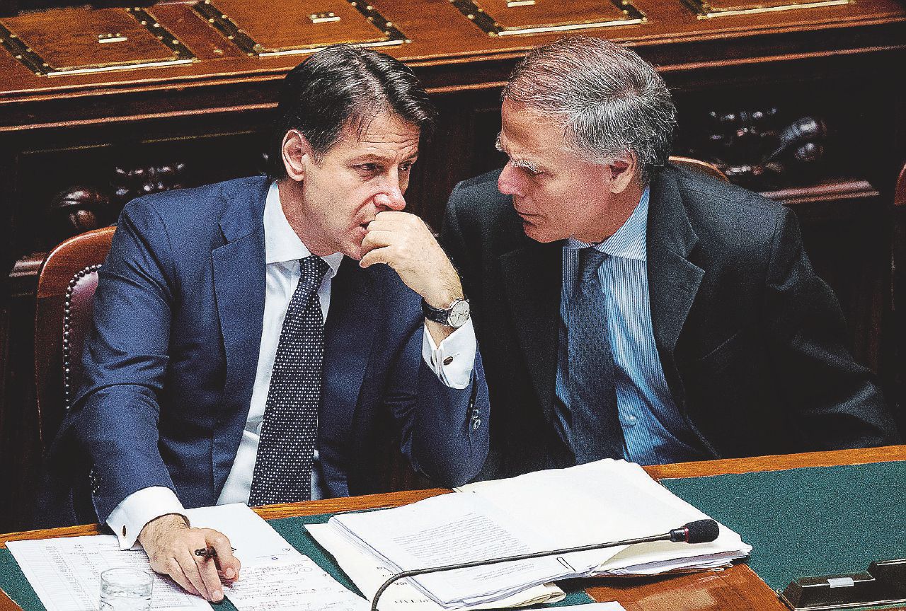 Copertina di Conte “amico” della Francia. Il caos gialloverde agli Esteri