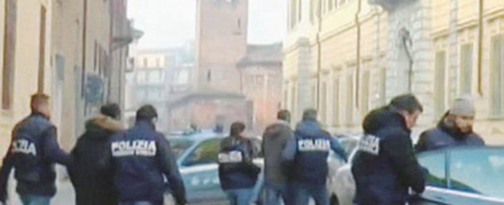L’operazione - Gli arresti - Ansa Abiti usati per il Nord Africa: migranti sfruttati a 3 euro l’ora